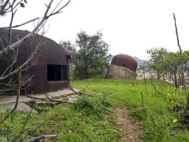 Ligne Maginot - CAP MARTIN - (Ouvrage d'artillerie) - Bloc 3
La dalle de ciel du bloc, on voit la cloche GFM qui est penchée