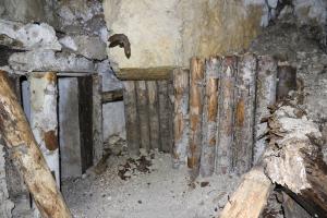 Ligne Maginot - CLOS DU PENDU - (Ouvrage d'infanterie) - On entre dans l'ouvrage.
Premier local, les madriers ont pour la plupart disparu du plafond

