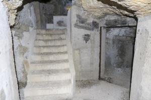 Ligne Maginot - CLOS DU PENDU - (Ouvrage d'infanterie) - A droite créneaux sud-est, à gauche l’escalier vers les créneaux nord-est
