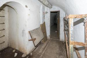 Ligne Maginot - CASTES RUINES (CR) - (Ouvrage d'infanterie) - Le passage vers bloc 3
A gauche l’échelle du bloc 5