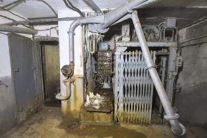 Ligne Maginot - FERMONT - A2 - (Ouvrage d'artillerie) - Bloc 3
A gauche du monte-charge, l'accès à la cloche GFM 