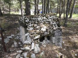 Ligne Maginot - SAINT ANTOINE - (Blockhaus pour arme infanterie) - Le créneau surveillant le chemin d'accès à l'entrée de l'ouvrage