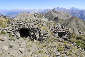 Ligne Maginot - GARDIOLE SOMMET - (Observatoire d'artillerie) - Le Mur de Berwick englobe le sommet.
Sur celui ci on trouve une tour, 2 abris en tôle métro et des positions en pierres