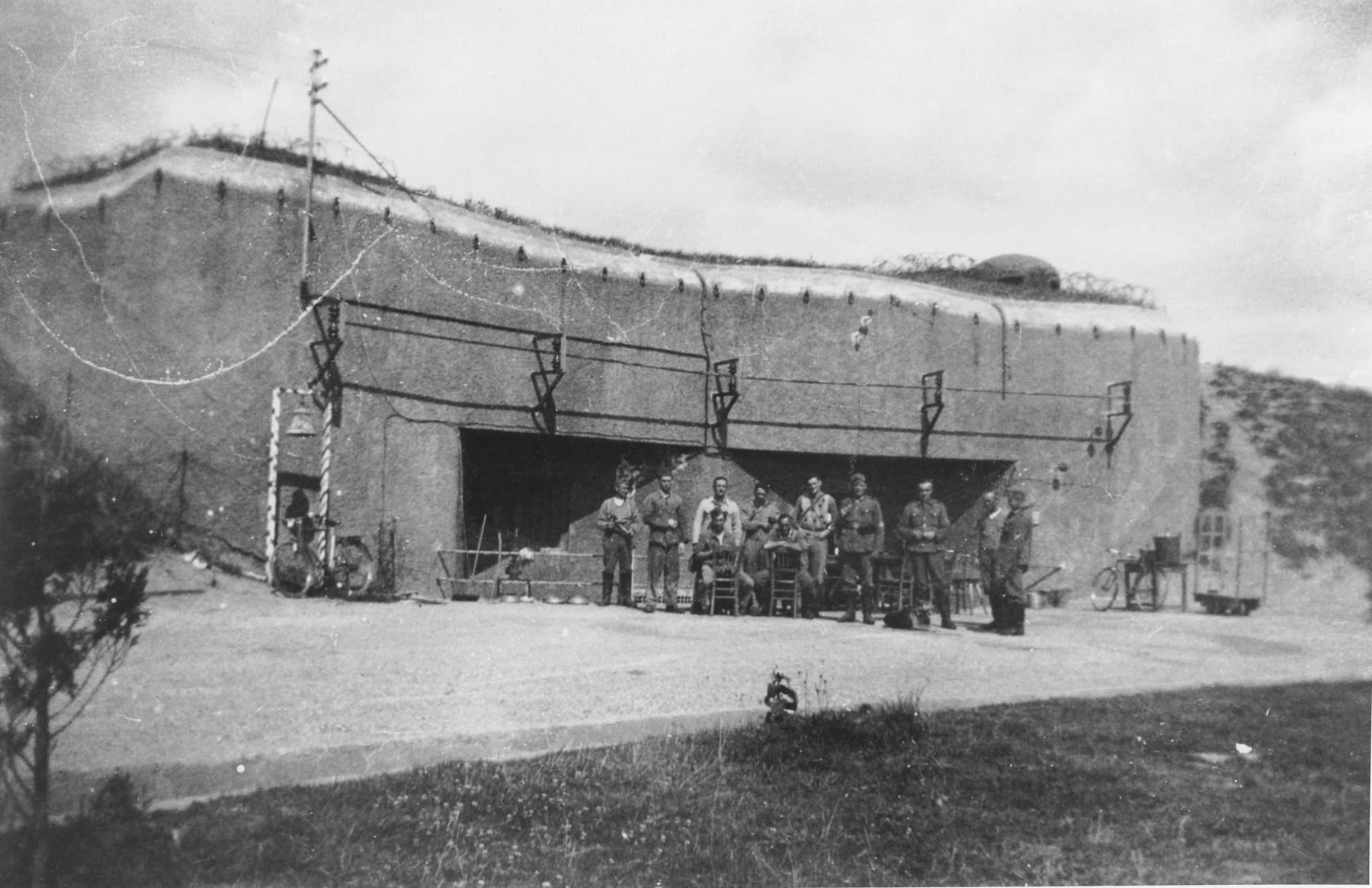 Ligne Maginot - IMMERHOF - A10 - (Ouvrage d'infanterie) - Le bloc d'entrée de l'ouvrage
photo prise sous l'occupation avec l'équipe d'entretien française et les gardes allemands - Inconnu