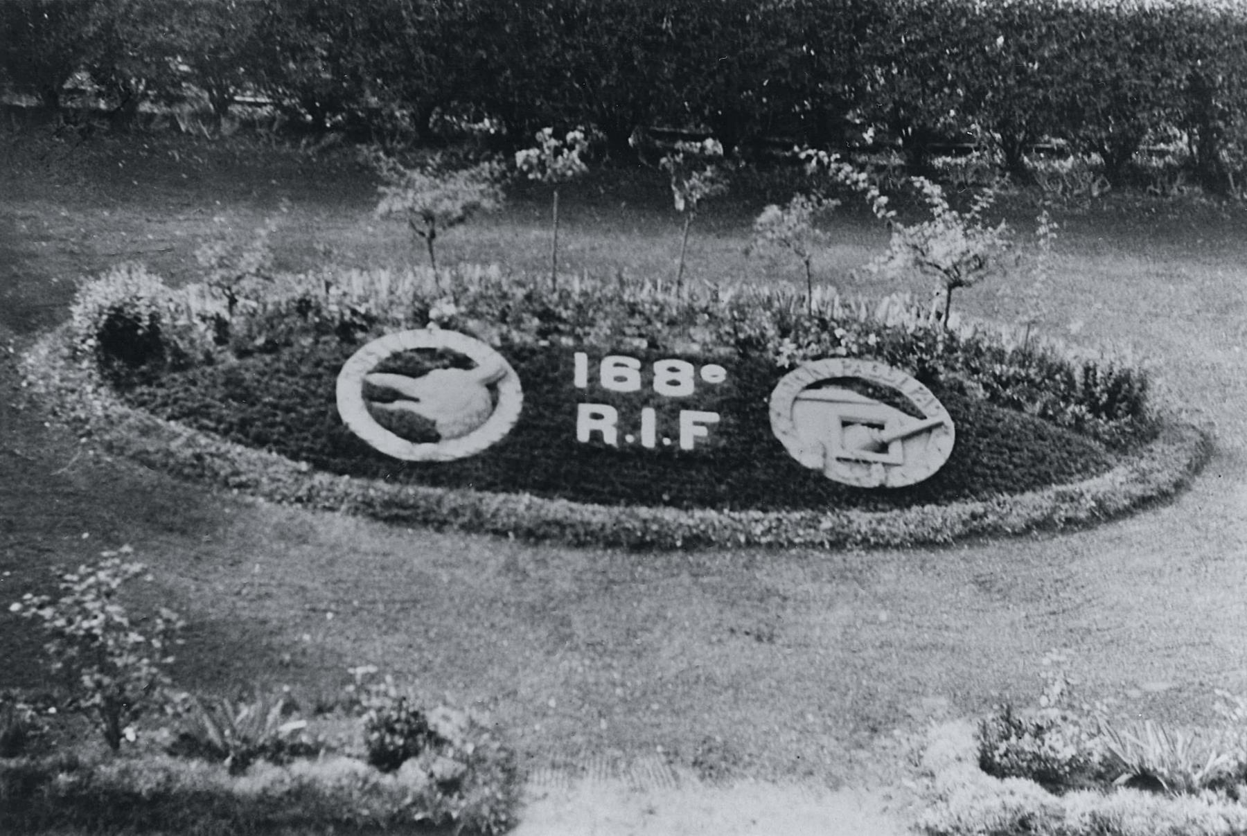 Ligne Maginot - QUARTIER JEANNE D'ARC - (Camp de sureté) - Le parterre de fleurs avec le blason du régiment - Col P Tournade