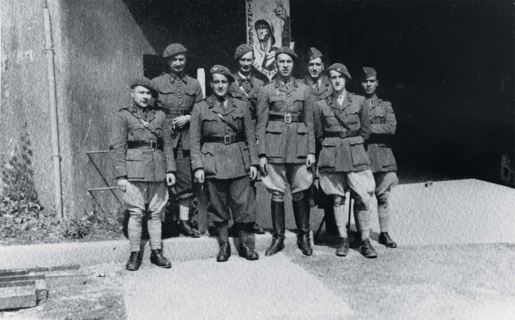 Ligne Maginot - MICHELSBERG - A22 - (Ouvrage d'artillerie) - Officiers artilleurs devant l'entrée du Michelsberg 1940
De gauche à droite:
SLt Le Breton, Lt Gros, SLt Grenier, Lt Millot, Cne de Saint Sauveur, Lt Laurent, SLt Kass, Lt Touyeras - Sauteray