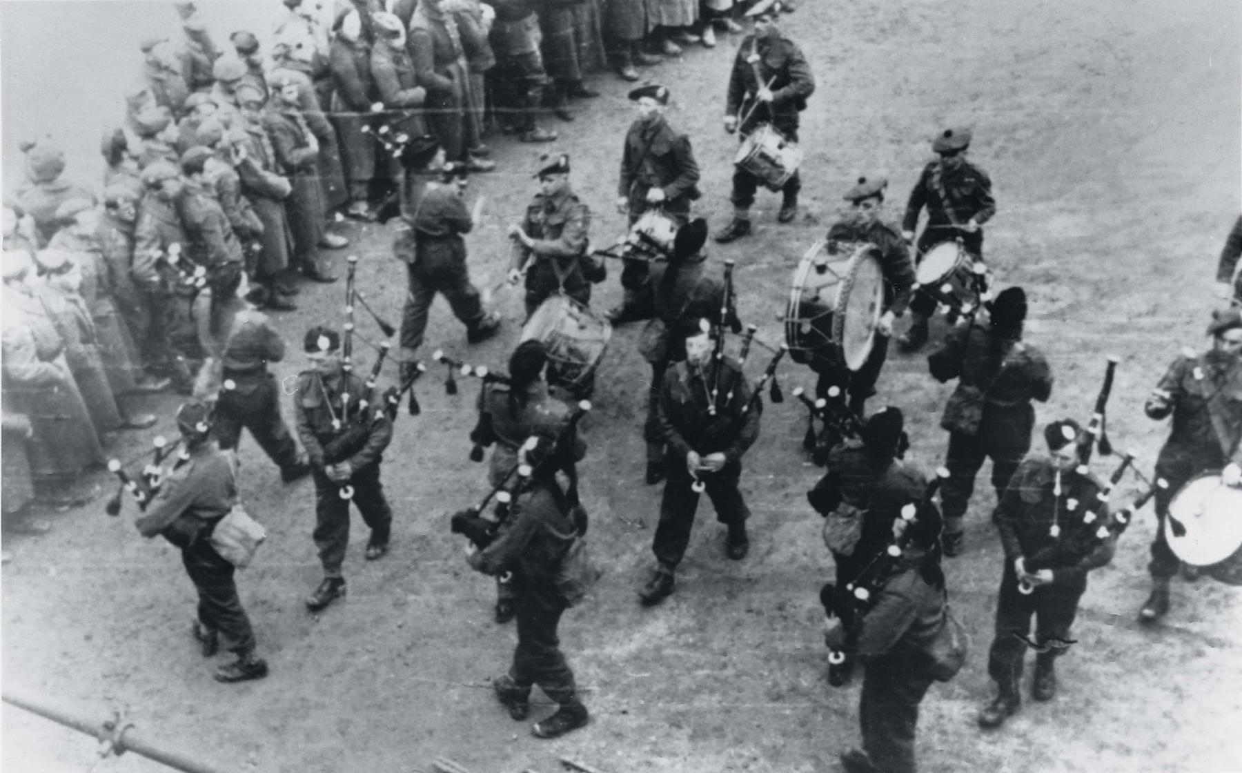 Ligne Maginot - MICHELSBERG - A22 - (Ouvrage d'artillerie) - Les écossais jouant de la cornemuse devant l'entrée
 - Sauteray