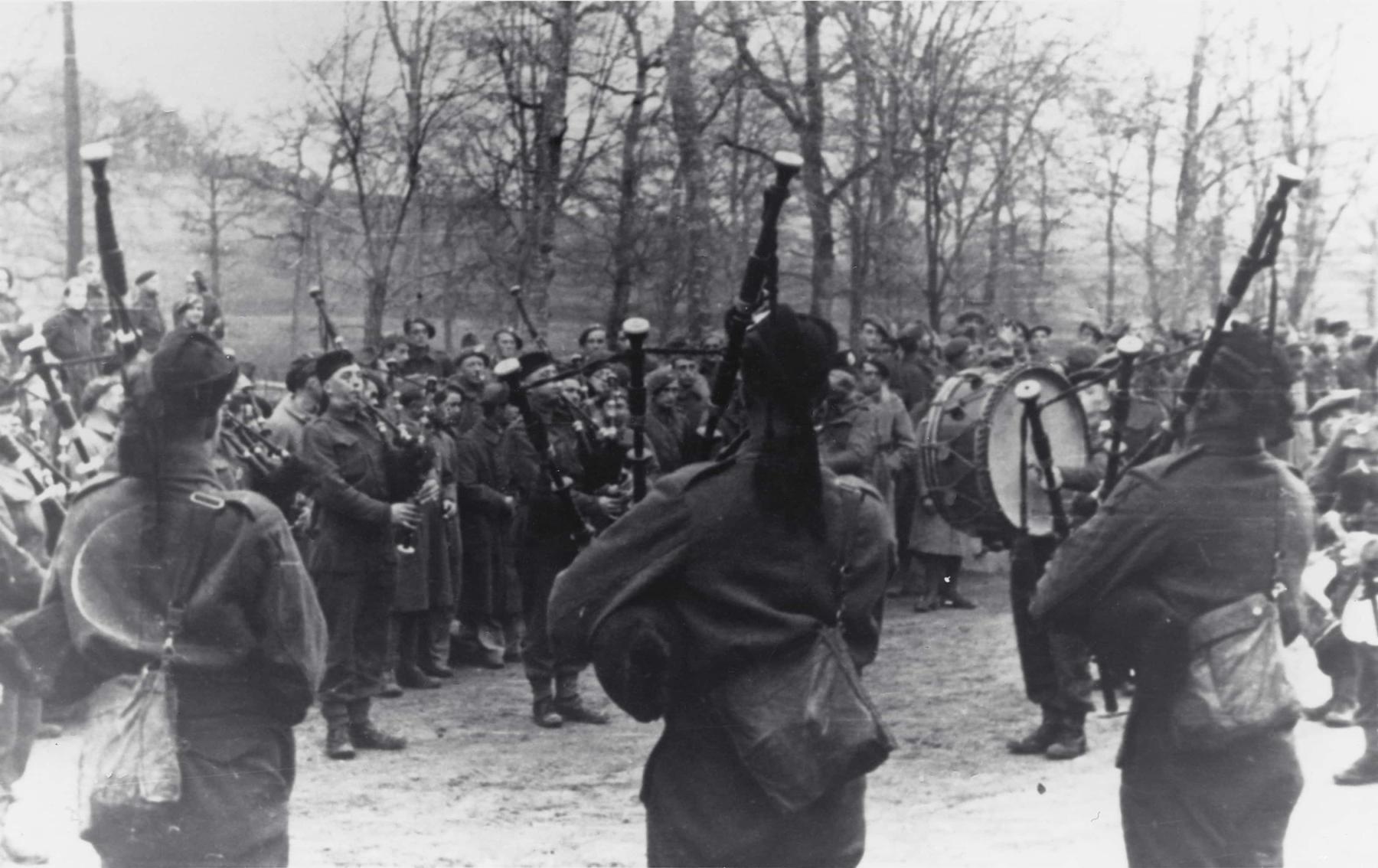 Ligne Maginot - MICHELSBERG - A22 - (Ouvrage d'artillerie) - Les écossais jouant de la cornemuse devant l'entrée
 - Sauteray