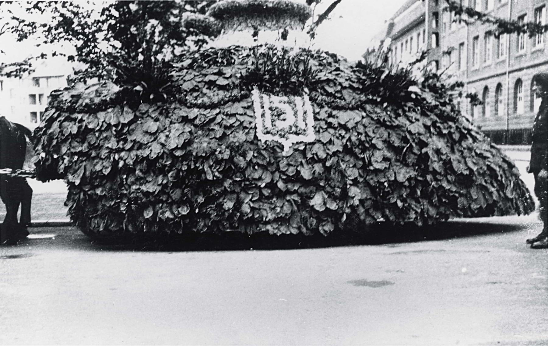 Ligne Maginot - 151° Régiment d'Artillerie de Position (151° RAP) - Char du 151° RAP représentant un ouvrage surmonté d'une tourelle lors d'un defilé en 1938