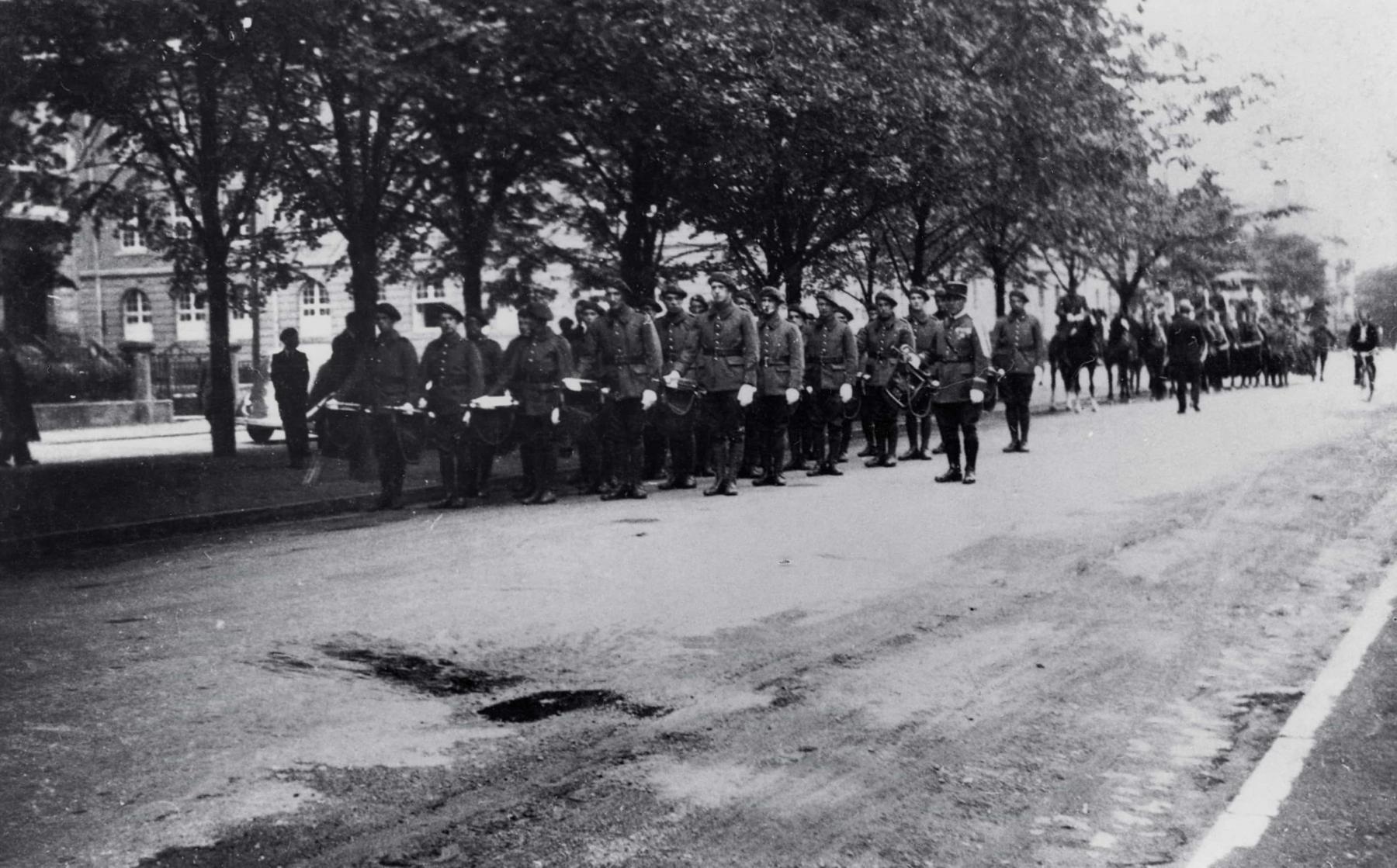 Ligne Maginot - 151° Régiment d'Artillerie de Position (151° RAP) - La fanfare  du 151° RAP defile à Thionille en 1938