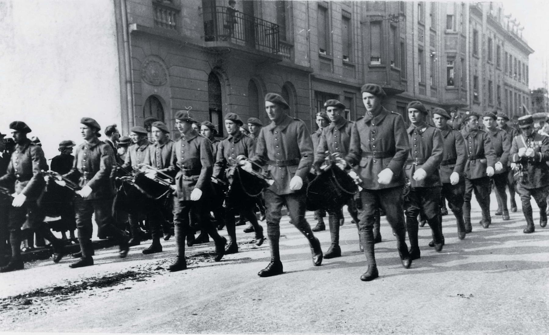Ligne Maginot - 151° Régiment d'Artillerie de Position (151° RAP) - La fanfare  du 151° RAP defile à Thionille en 1938