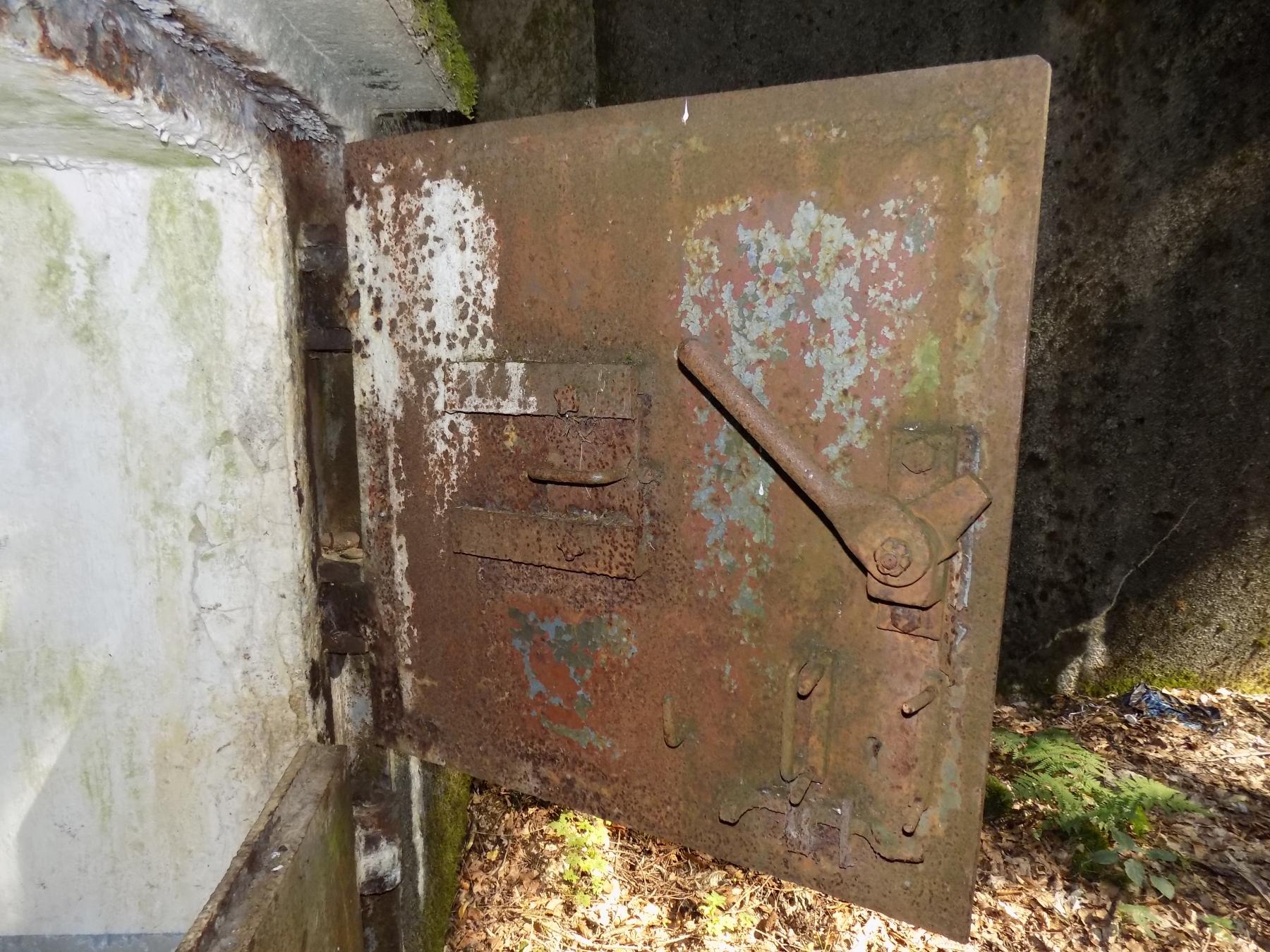 Ligne Maginot - HOCHWALD HAUT AVANT - BLOC 20 - O7 - (Observatoire d'artillerie) - Porte blindée allemande détail partie haute - J.L