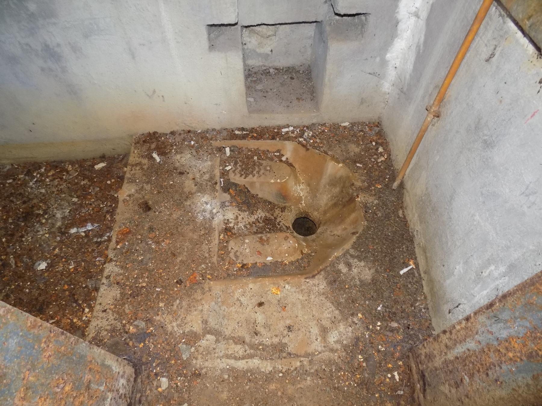 Ligne Maginot - HOCHWALD HAUT AVANT - BLOC 20 - O7 - (Observatoire d'artillerie) - Latrine - J.L