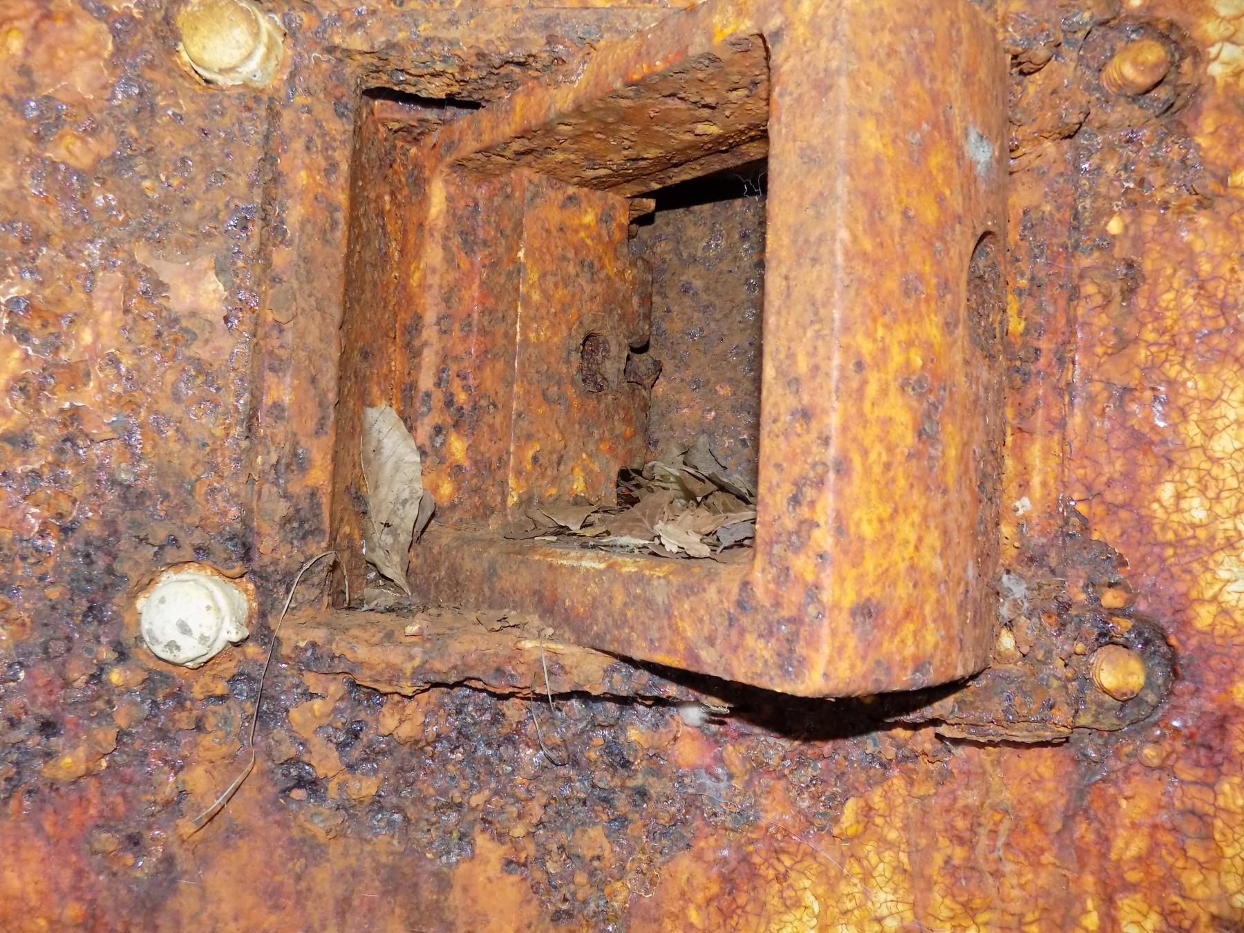 Ligne Maginot - HOCHWALD HAUT AVANT - BLOC 20 - O7 - (Observatoire d'artillerie) - Note le blindage entre la cloche et le béton - J.L