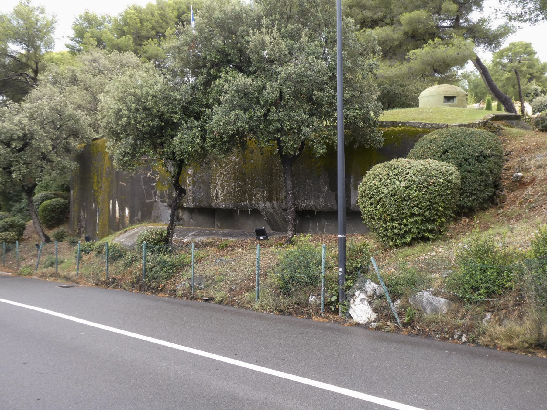 Ligne Maginot - CAP MARTIN - (Ouvrage d'artillerie) - Bloc 1
Les créneau pour deux mortiers de 81 mm. - ELLENA Daniel - CUNY Philippe