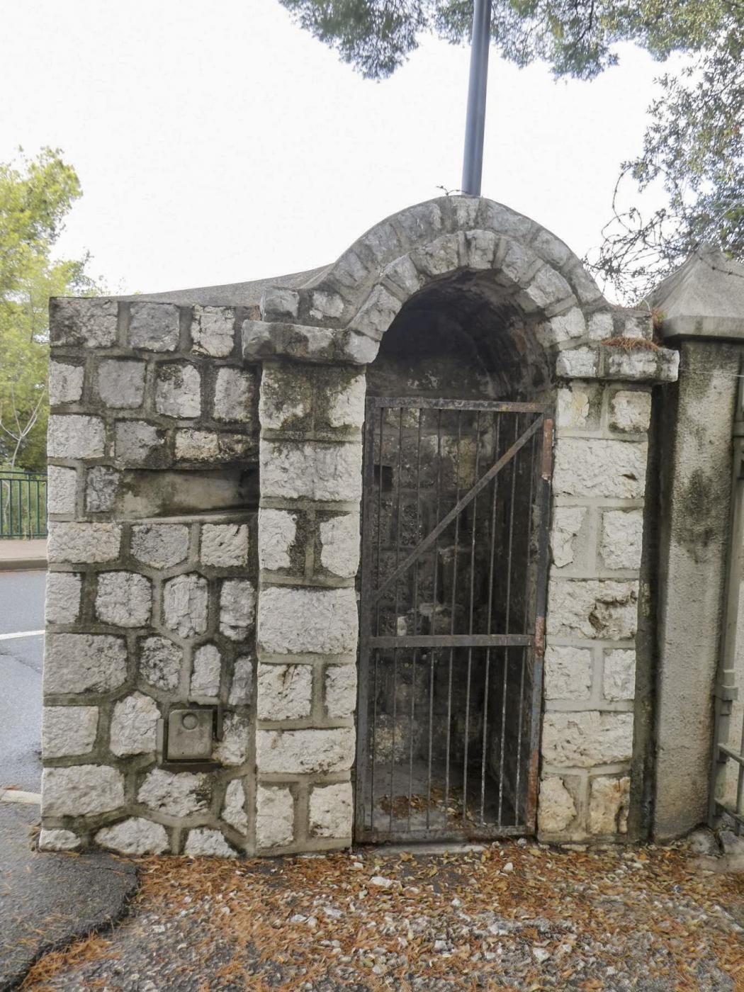 Ligne Maginot - CAP MARTIN - (Ouvrage d'artillerie) - Guerite de garde à l'entrée, menant au bloc 1 - ELLENA Daniel - CUNY Philippe