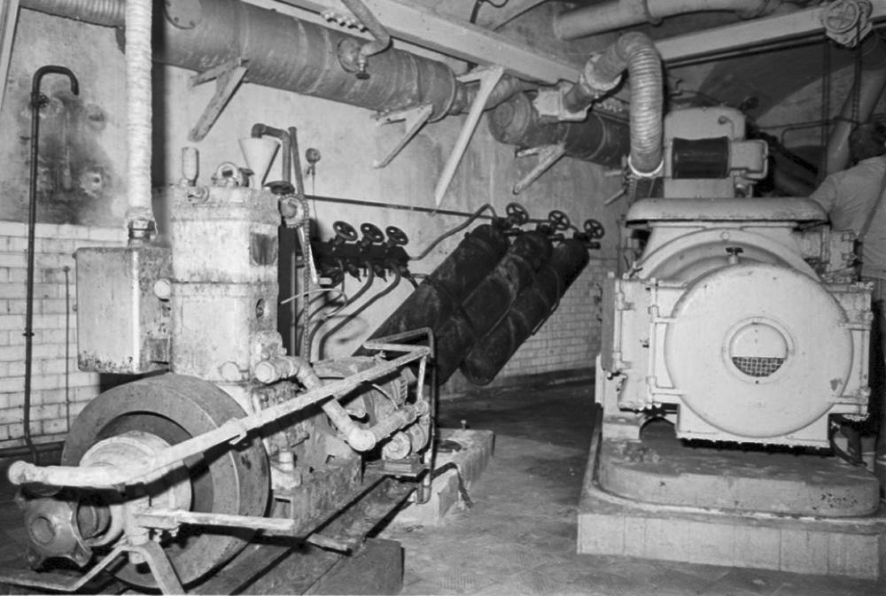 Ligne Maginot - CAP MARTIN - (Ouvrage d'artillerie) - L'usine électrique
Groupes électrogènes à moteurs Renault.
Le groupe à l'avant plan est le groupe auxiliaire à moteur CLM 1PJ65