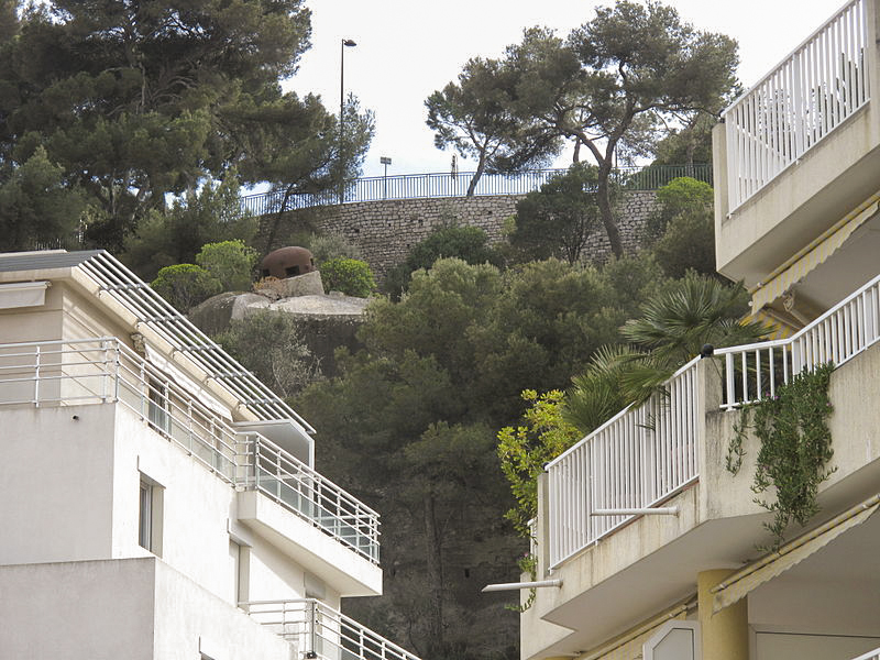 Ligne Maginot - CAP MARTIN - (Ouvrage d'artillerie) - Bloc 3
Le bloc vu en contrebas depuis les immeubles construits depuis. 
Noter l'inclinaison de la cloche suite à la destruction du bloc par les allemands