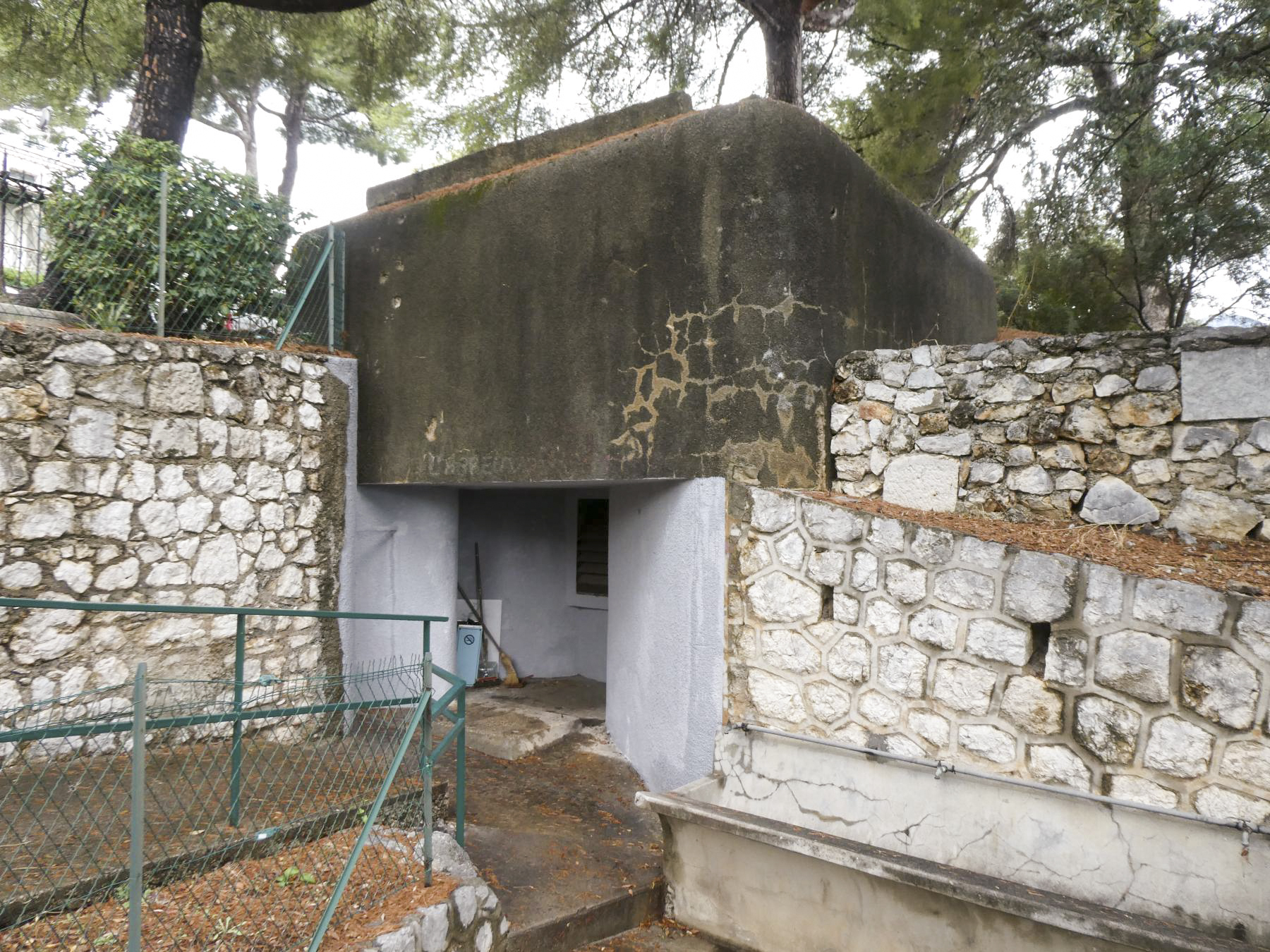 Ligne Maginot - CAP MARTIN - (Ouvrage d'artillerie) - Bloc servant de prise d'air à l'ouvrage.
Il est situé à l'ouest de la tranchée d'accès au bloc 1.
La chambre des filtres est à sa verticale. - ELLENA Daniel - CUNY Philippe
