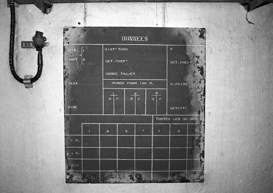 Ligne Maginot - CAP MARTIN - (Ouvrage d'artillerie) - PC artillerie
Tableau de données sur tir à effectuer
