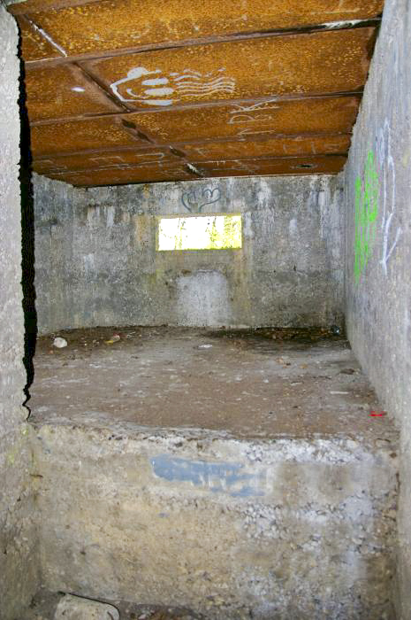 Ligne Maginot - PA DU CARREFOUR 248-1 - (Blockhaus pour canon) - Accès à la chambre de tir surélevée depuis l'entrée du matériel - D.Froehly