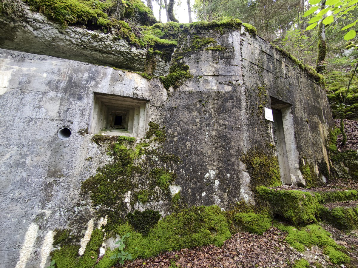 Ligne Maginot - CLOS DU PENDU - (Ouvrage d'infanterie) - Le bloc d'entrée, avec créneau FM de défense d'accès - Alain Perouffe