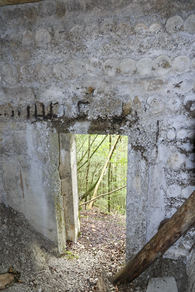 Ligne Maginot - CLOS DU PENDU - (Ouvrage d'infanterie) - On entre dans l'ouvrage.
Premier local, les madriers ont pour la plupart disparu du plafond
 - Alain Perouffe