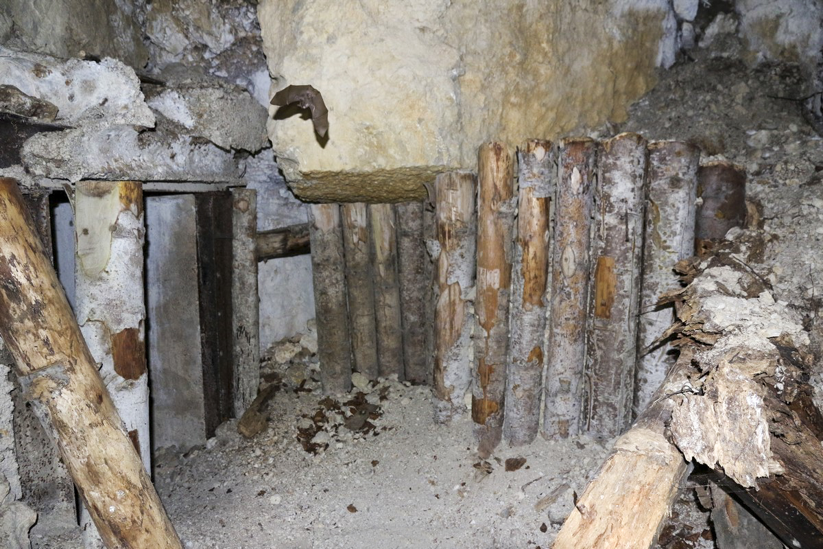 Ligne Maginot - CLOS DU PENDU - (Ouvrage d'infanterie) - On entre dans l'ouvrage.
Premier local, les madriers ont pour la plupart disparu du plafond
 - Alain Perouffe