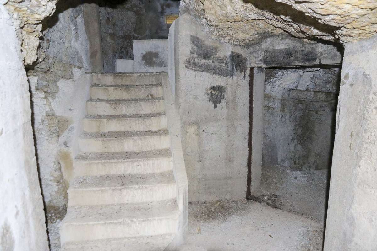 Ligne Maginot - CLOS DU PENDU - (Ouvrage d'infanterie) - A droite créneaux sud-est, à gauche l’escalier vers les créneaux nord-est
 - Alain Perouffe