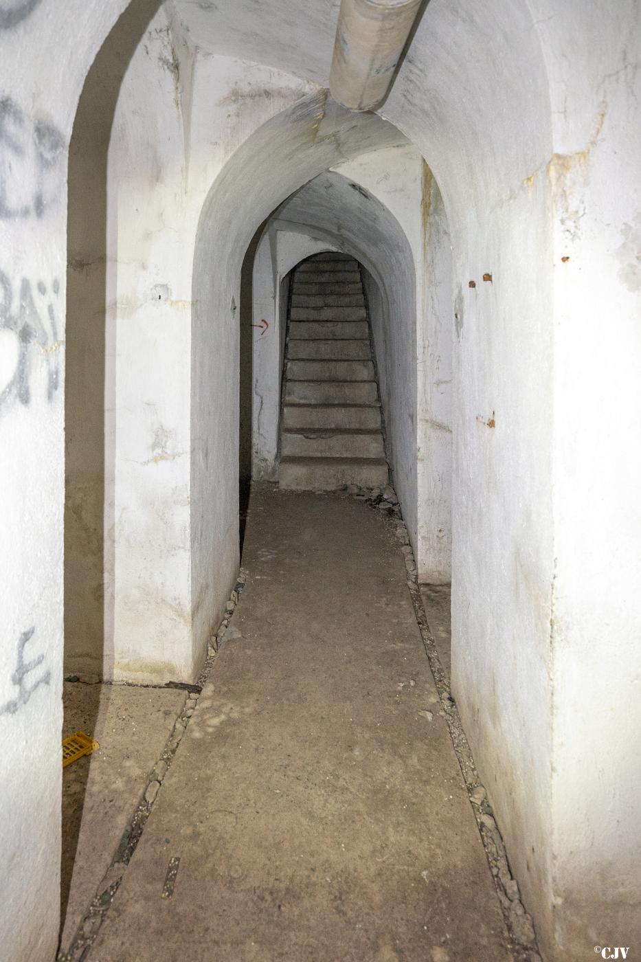 Ligne Maginot - CASTES RUINES (CR) - (Ouvrage d'infanterie) - Les magasins aux artifices entre le casernement et le dortoir - Lia VERMEULEN