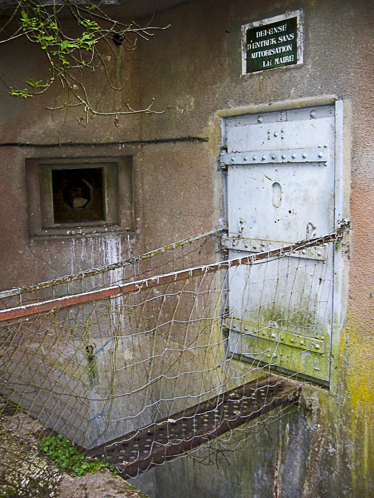 Ligne Maginot - ZEITERHOLZ - X6 - (Abri) - Passerelle, porte blindée et créneau de défense rapprochée
