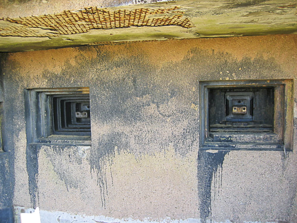Ligne Maginot - GRAND LOT - C36 - (Casemate d'infanterie - Double) - Deux créneaux de la chambre de tir de droite.
