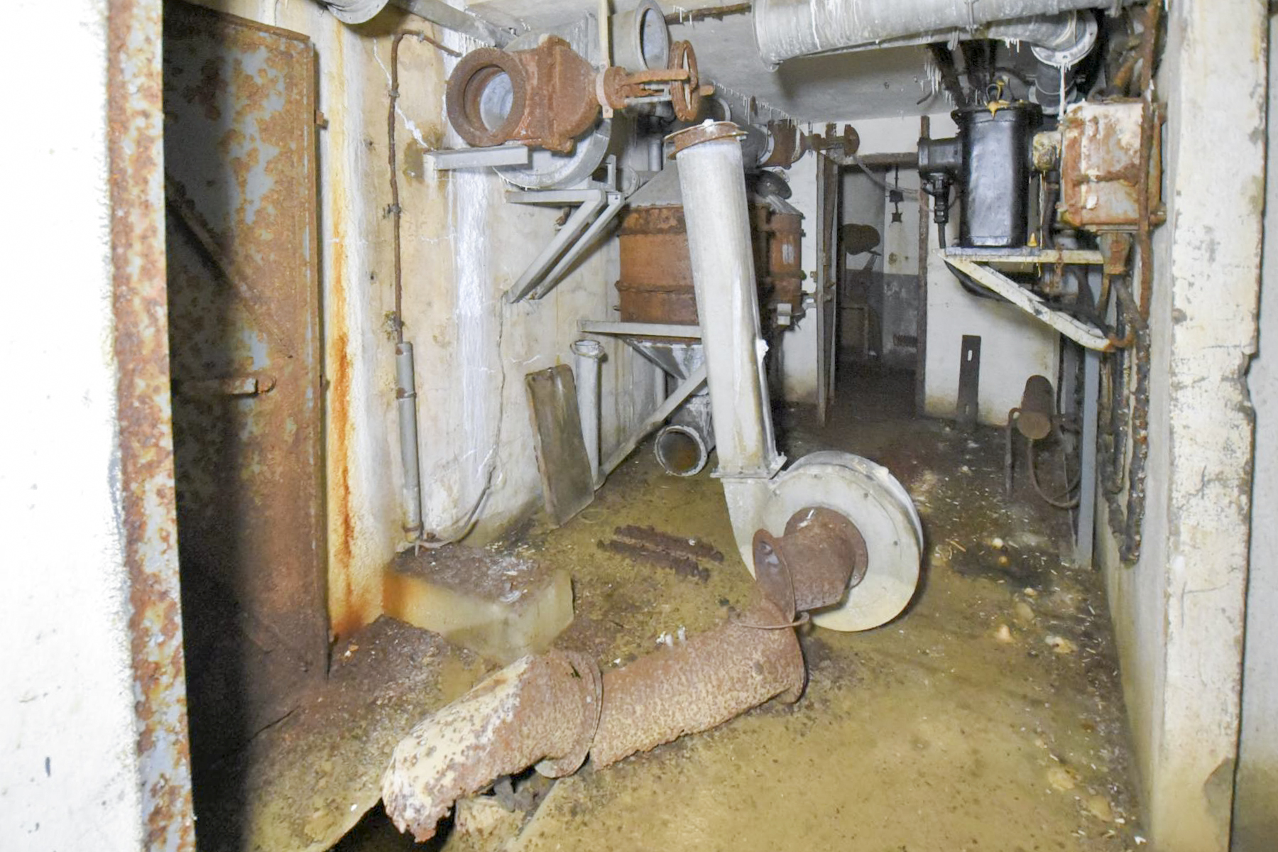 Ligne Maginot - FERMONT - A2 - (Ouvrage d'artillerie) - Bloc 7
Local filtres et ventilation - Ludovic KNAPP