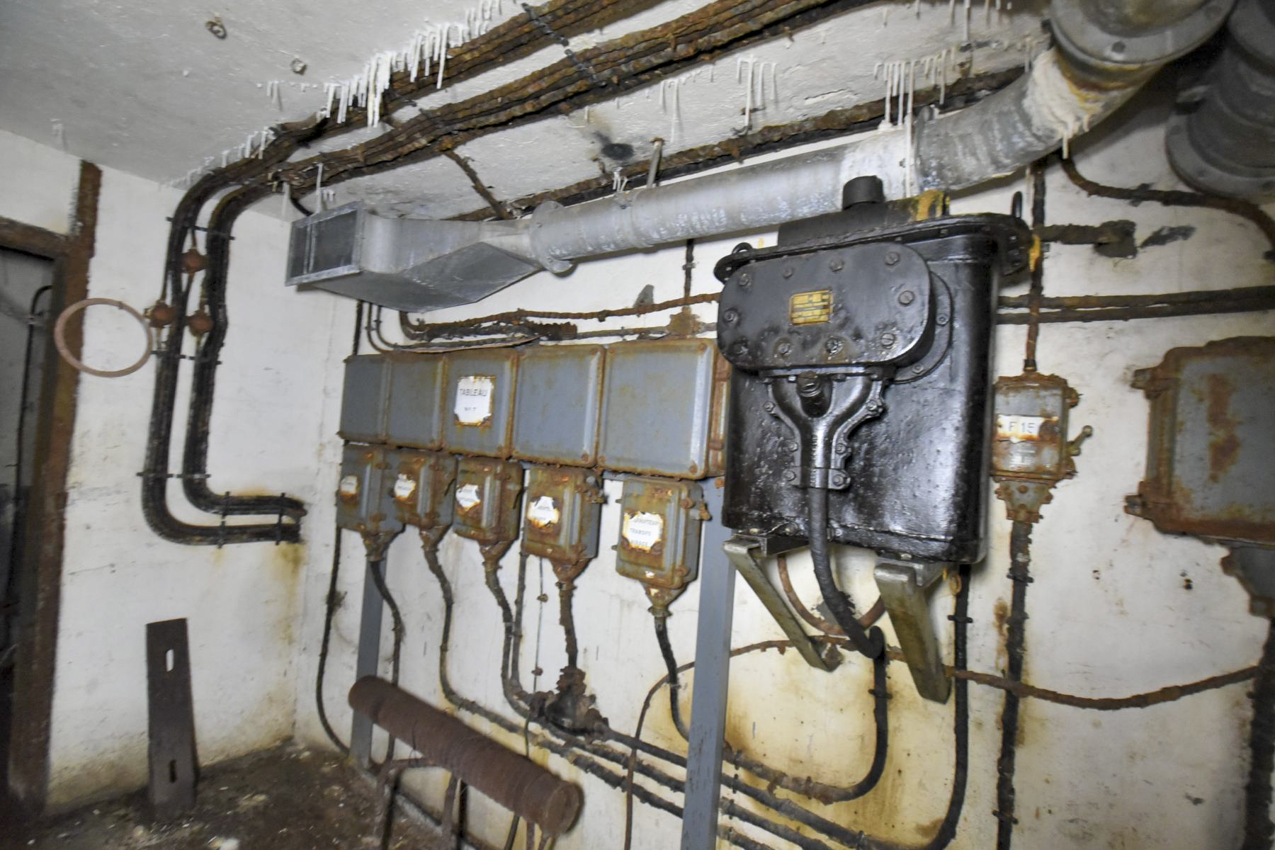 Ligne Maginot - FERMONT - A2 - (Ouvrage d'artillerie) - Bloc 7
Tableau de distribution et transformateur - Ludovic KNAPP