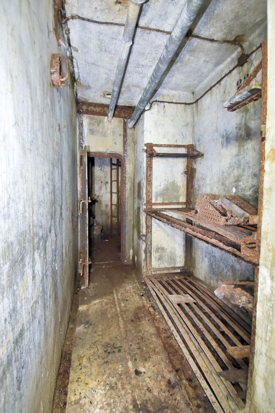 Ligne Maginot - FERMONT - A2 - (Ouvrage d'artillerie) - Bloc 6
Chambre pour 2 hommes dans l'accès à la cloche GFM Ouest - Ludovic KNAPP