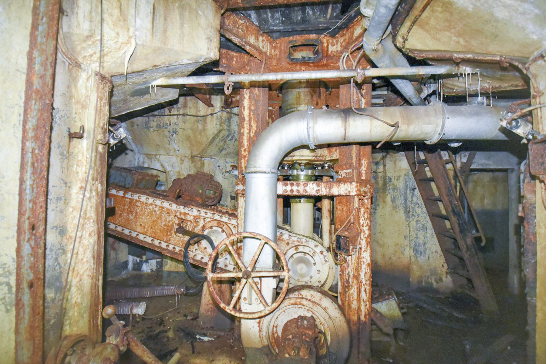 Ligne Maginot - FERMONT - A2 - (Ouvrage d'artillerie) - Bloc 6
Etage inférieur de la tourelle mitrailleuses - Ludovic KNAPP