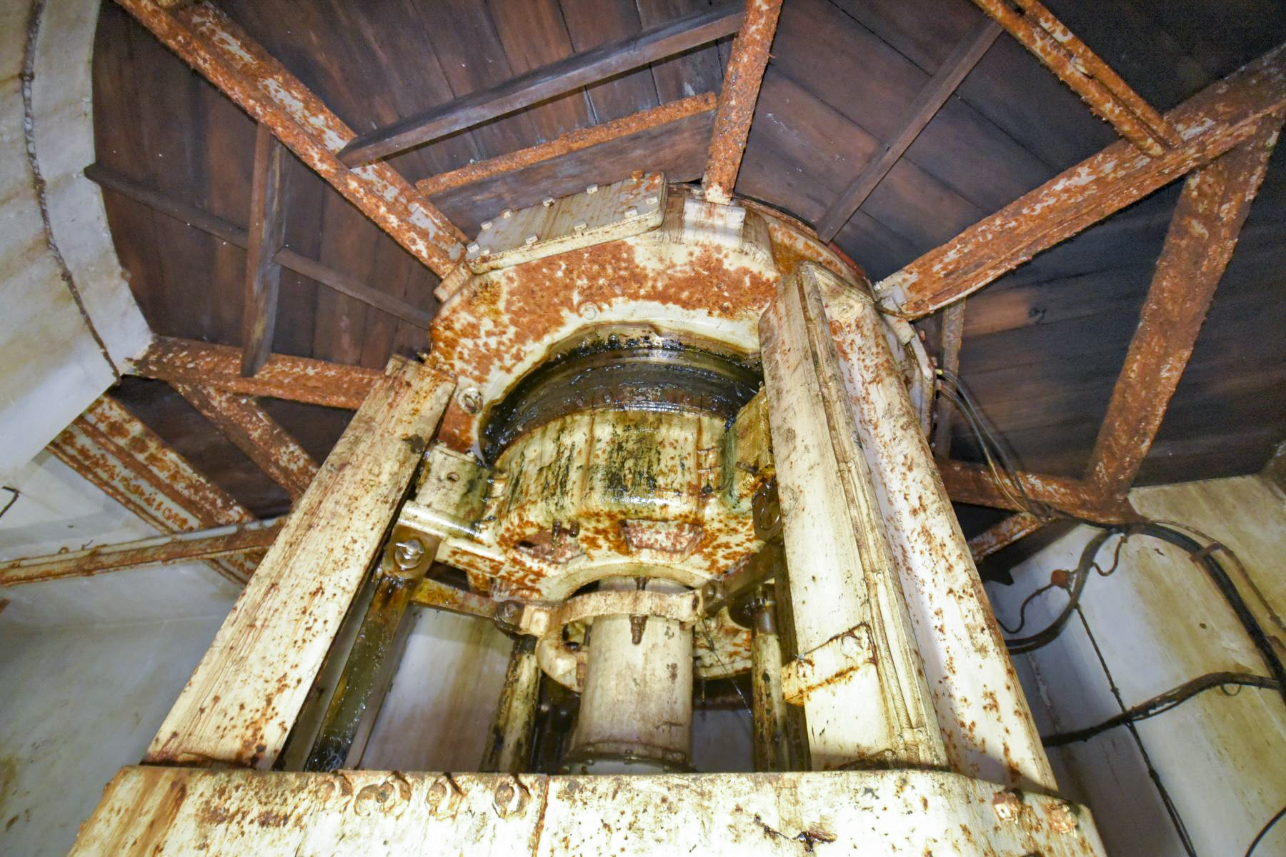 Ligne Maginot - FERMONT - A2 - (Ouvrage d'artillerie) - Bloc 1
Axe-pivot de la tourelle et plancher de l'étage intermédiaire - Ludovic KNAPP