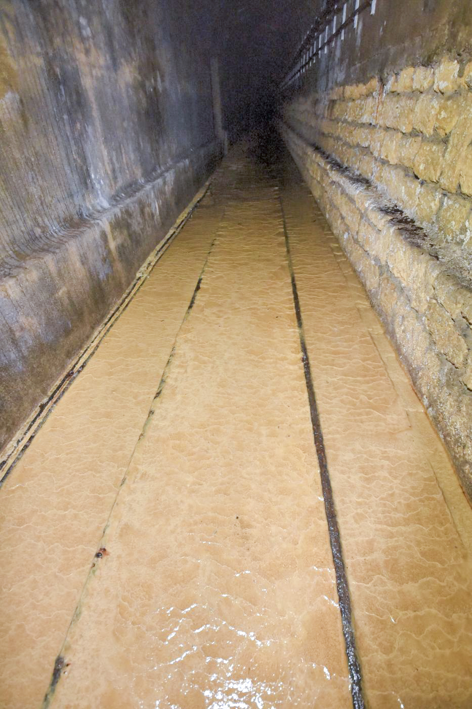 Ligne Maginot - FERMONT - A2 - (Ouvrage d'artillerie) - Galerie vers le bloc 6
Concrétions calcaires causées par les eaux d'infiltrations. La couleur est due à la présence de minerai de fer dans les terrains avoisinants - Ludovic KNAPP