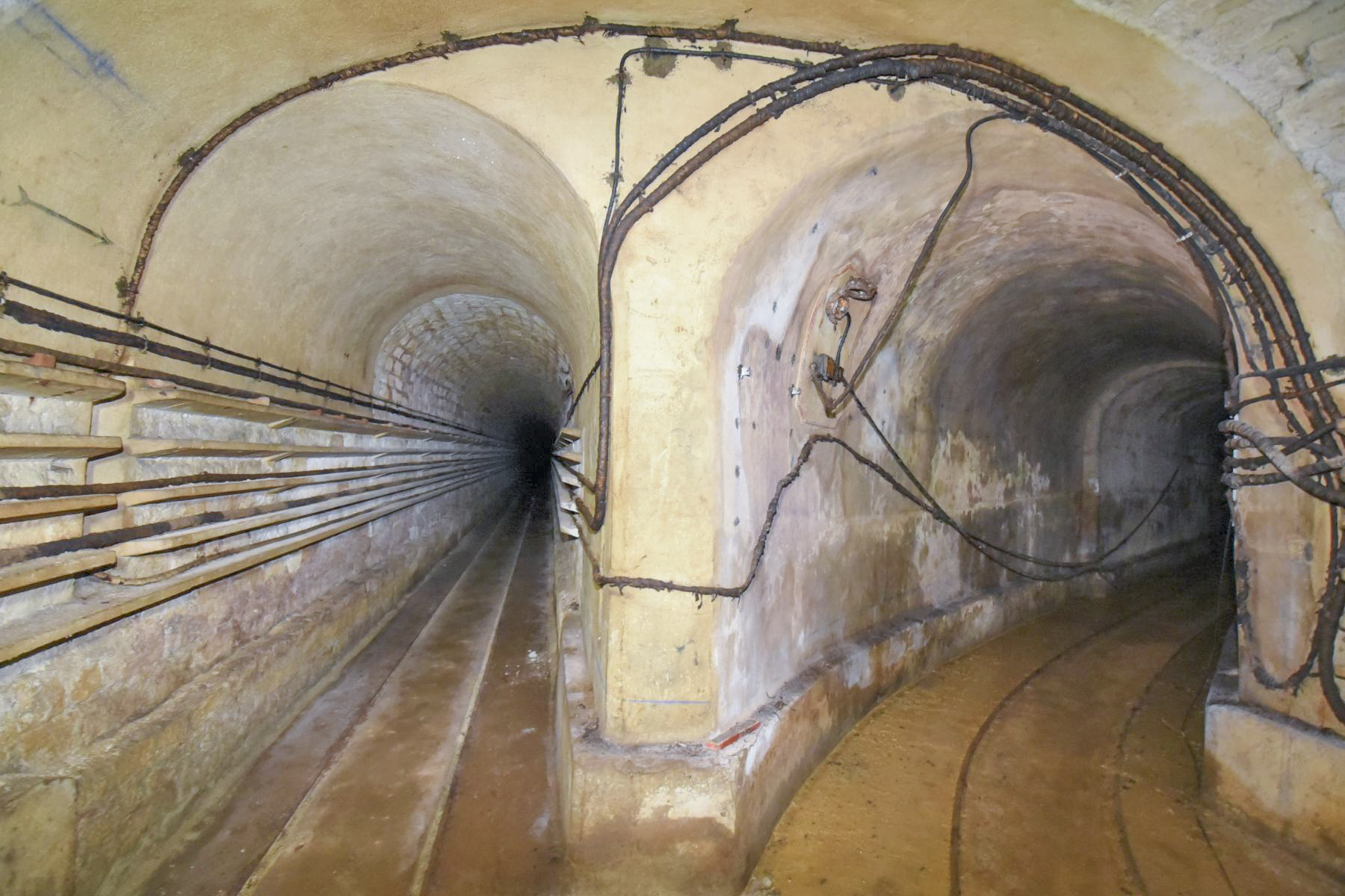 Ligne Maginot - FERMONT - A2 - (Ouvrage d'artillerie) - A gauche, galerie vers le bloc 3. A droite galerie vers les blocs 5 et 6 - Ludovic KNAPP