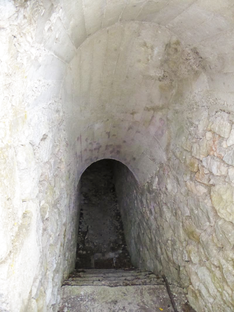 Ligne Maginot - CASTES RUINES 1 - (Observatoire d'infanterie) - Le couloir entre la tranchée sud et la tranchée nord
L'entrée nord - ELLENA-CUNY