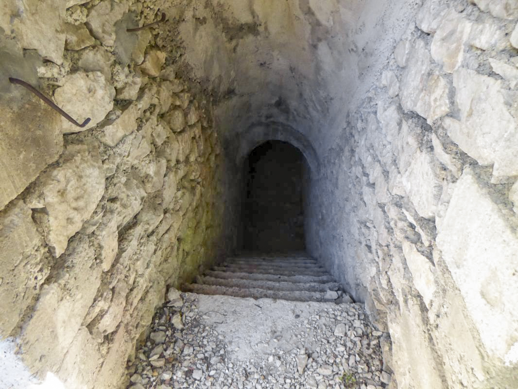 Ligne Maginot - CASTES RUINES 1 - (Observatoire d'infanterie) - Le couloir entre la tranchée sud et la tranchée nord
L'entrée sud - ELLENA-CUNY