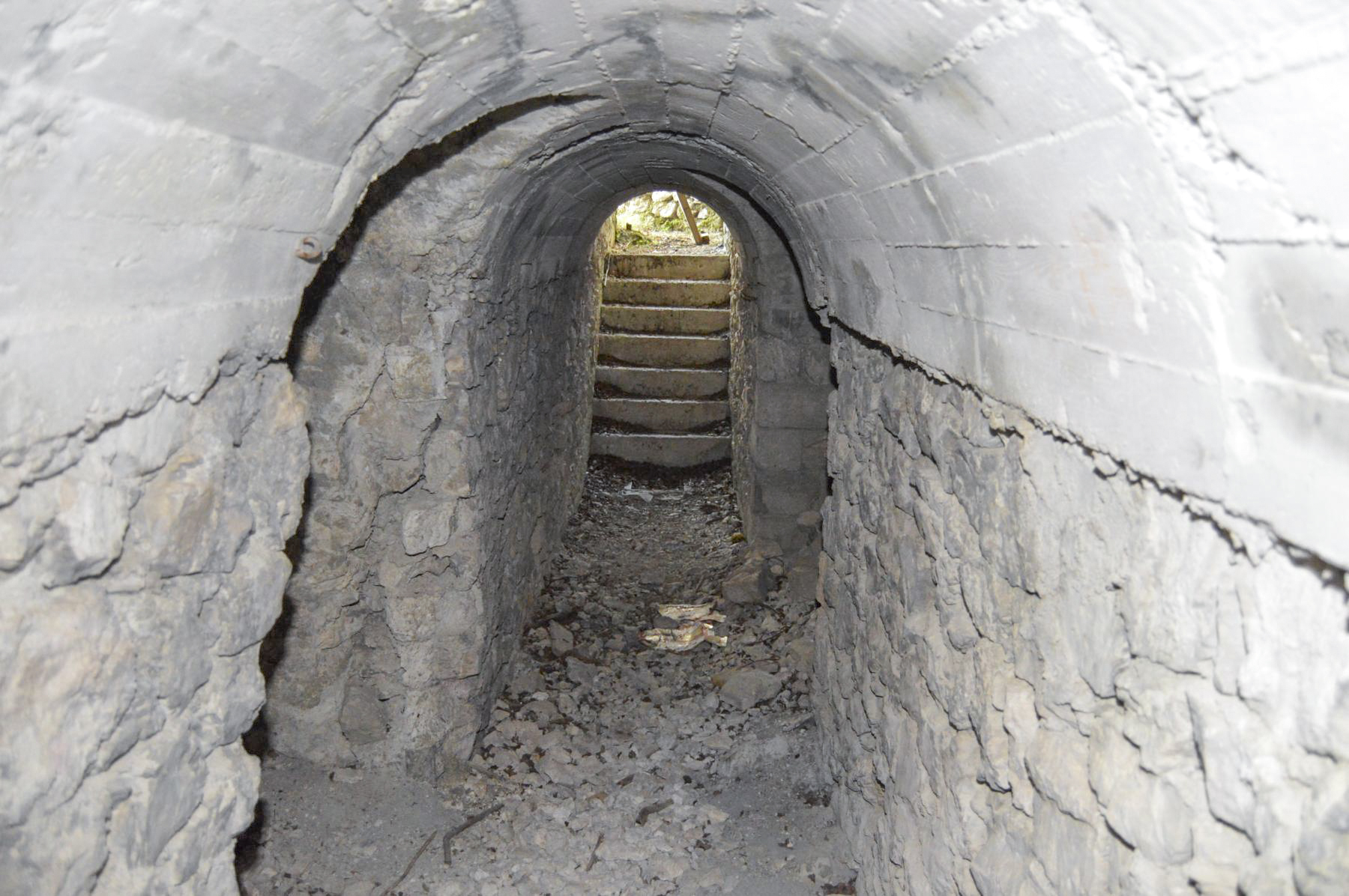 Ligne Maginot - CASTES RUINES 1 - (Observatoire d'infanterie) - Couloir entre les deux tranchées
L'entrée nord - PRASIL Michal