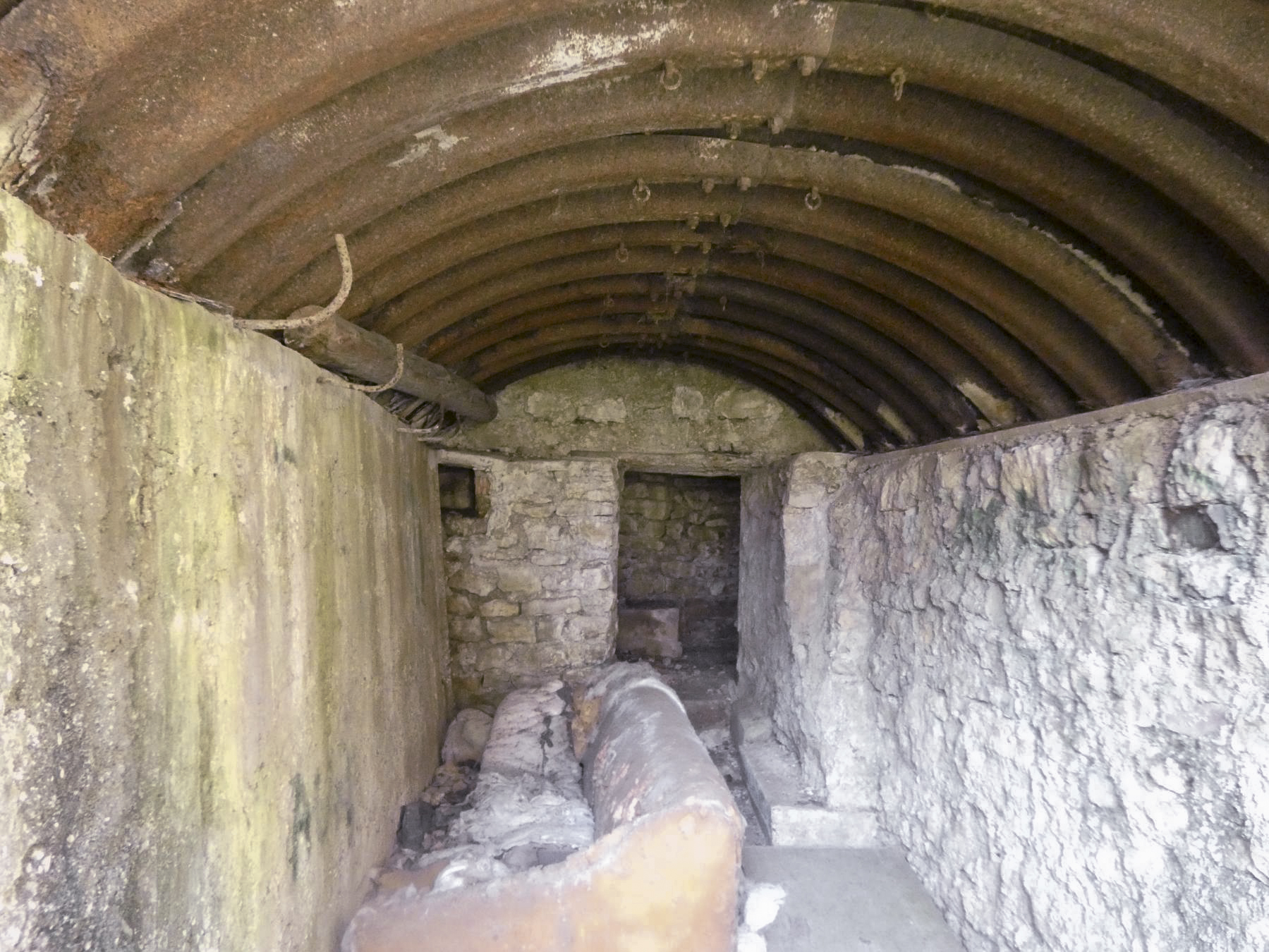 Ligne Maginot - BOMBACHERHOF - FERME BOMBACH (3°BON 166° RIF) - (PC de Quartier) - Bâtiment principal
L'intérieur du 1er abri en tôle métro - Minich jean michel