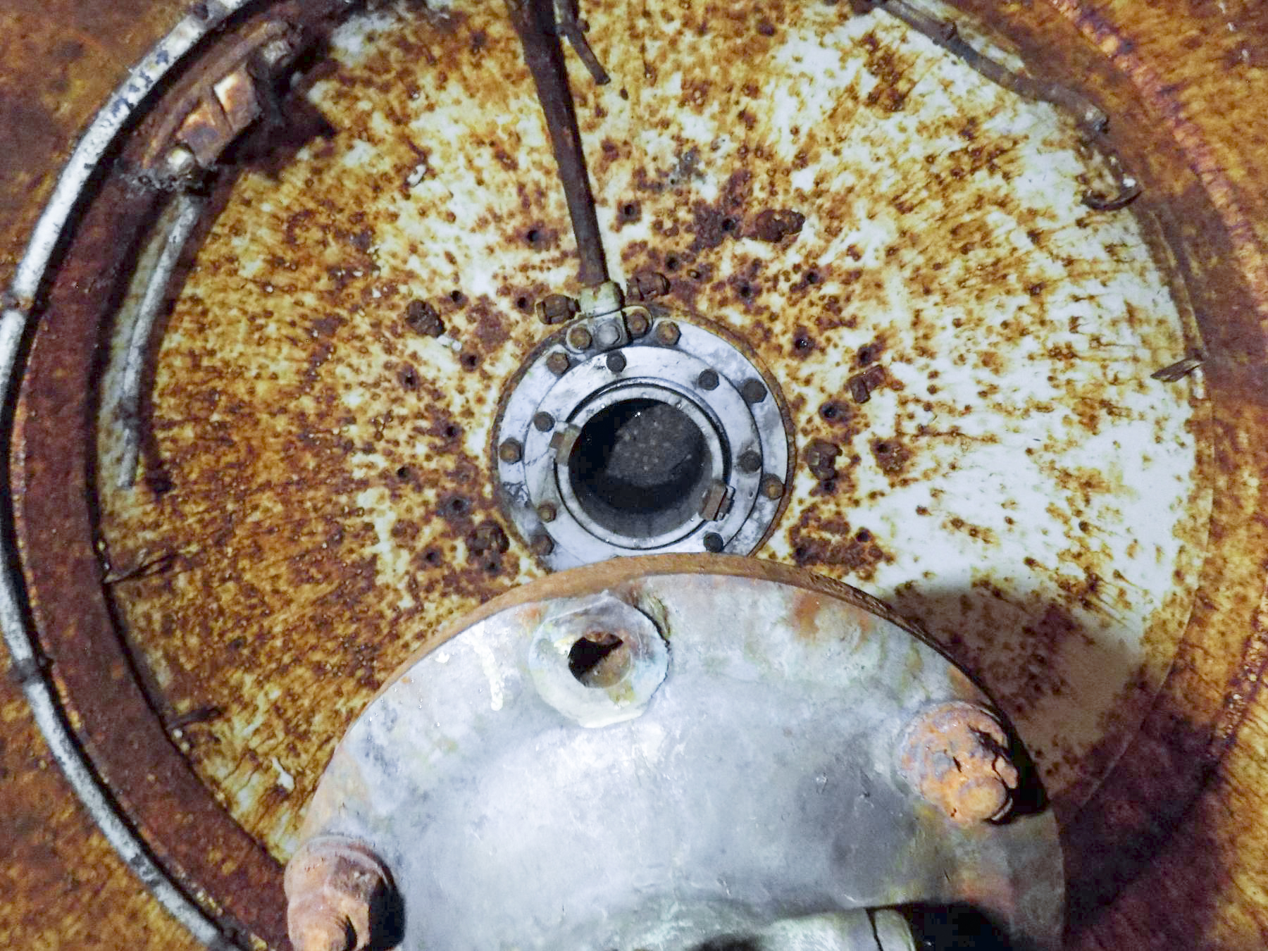 Ligne Maginot - HOCHWALD HAUT AVANT - BLOC 20 - O7 - (Observatoire d'artillerie) - Colonne support du périscope. Le treuil pour la manutention du périscope a disparue - J.L