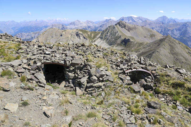 Ligne Maginot - GARDIOLE SOMMET - (Observatoire d'artillerie) - Le Mur de Berwick englobe le sommet.
Sur celui ci on trouve une tour, 2 abris en tôle métro et des positions en pierres