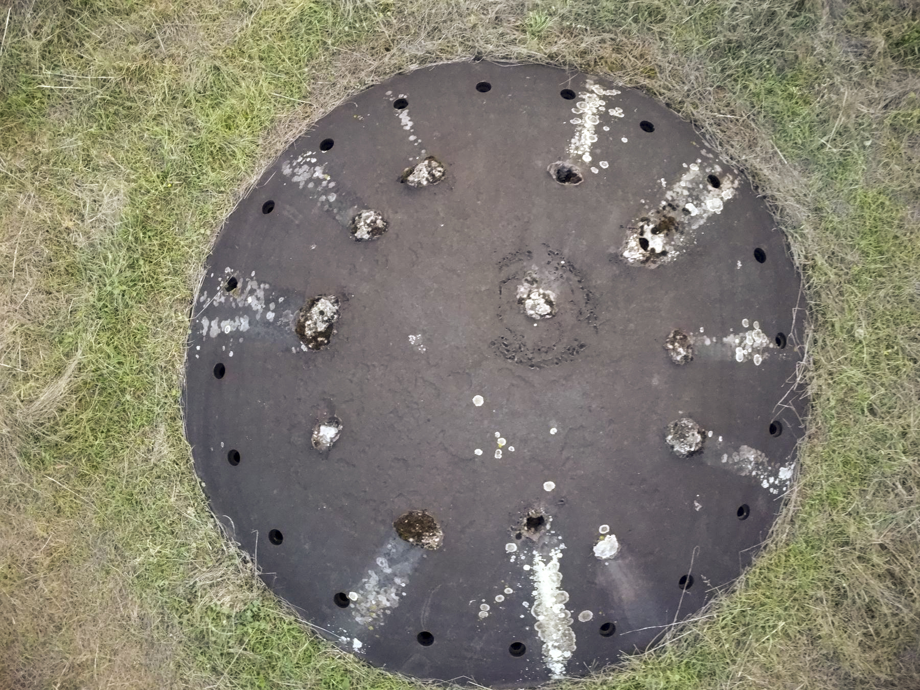 Ligne Maginot - FOUR A CHAUX - FAC - (Ouvrage d'artillerie) - Bloc 1
Tourelle de 135
C'est la calotte de la tourelle de 135 du bloc 11 du Métrich qui, lors du reconstruction de cette tourelle, a été changée contre celle du Four à  Chaux, moins abimée pendant la guerre. - J.Luc