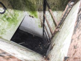 Ligne Maginot - Q - (Chambre de coupure) - Le puits d'accès, l'échelle est en place.