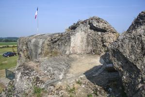 Ligne Maginot - LA SALMAGNE - (Ouvrage d'infanterie) - Bloc 2
Le bloc est dans l'état d'avant la reconstruction et mise en place d'une nouvelle cloche (dont on voit aussi le puits, explosé)