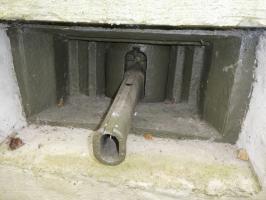 Ligne Maginot - CIMETIERE DU MONT DES BRUYERES - C2 - (Casemate d'infanterie - Simple) - En exposition: affût type Lille pour mitrailleuse Hotchkiss