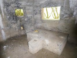 Ligne Maginot - A58 - JENLAIN OUEST - (Blockhaus lourd type STG / STG-FCR - Double) - Le créneau pour canon antichar et le créneau mitrailleuse à gauche, opposés